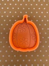 Load image into Gallery viewer, Daisy Pumpkin Mold
