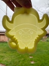 Load image into Gallery viewer, Highland Cow with Cap Mold
